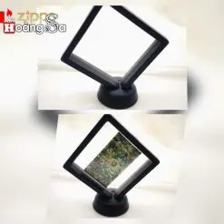 đế nhựa mặt màng co trưng bày một Zippo